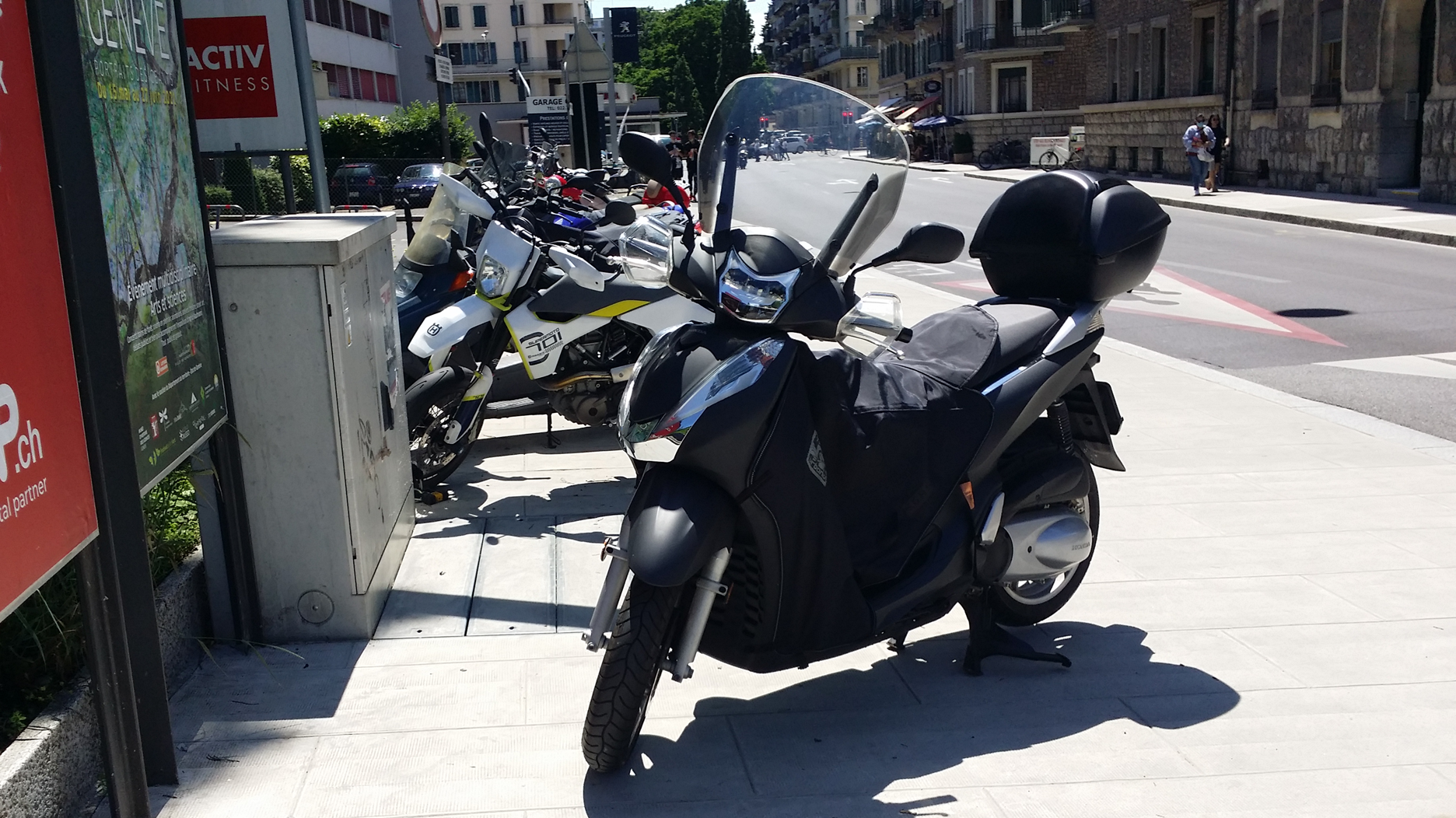 Genève stationnement scooter