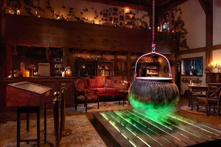 Une soirée digne d'Halloween dans la maison d'Hocus Pocus |One FM 3 Hocus Pocus Airbnb