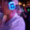 Public en train de danser avec des casques lumineux à la Silent Party du MAD