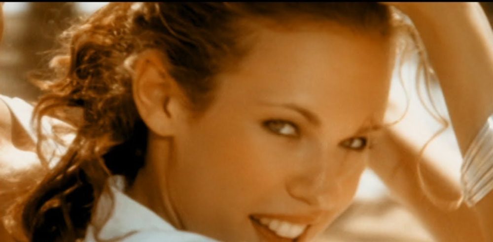 Lorie sort une réédition de « sur un air Latino »