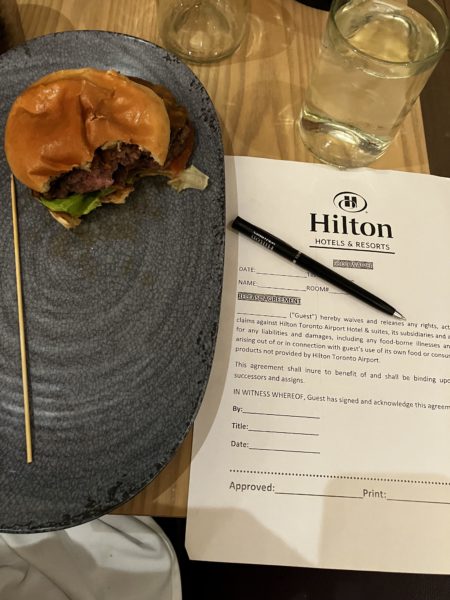 Il demande un burger à point, on lui fait signer une décharge!