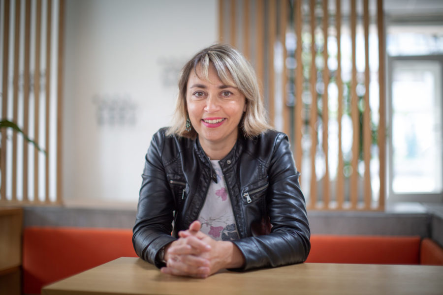 Carolina Costa incarne Dieu.e sur scène