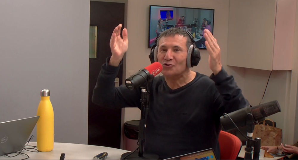 Dove Attia crée la surprise en studio