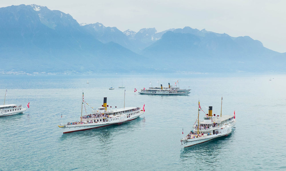 Bateau CGN en croisière sur le lac Léman par temps ensoleillé