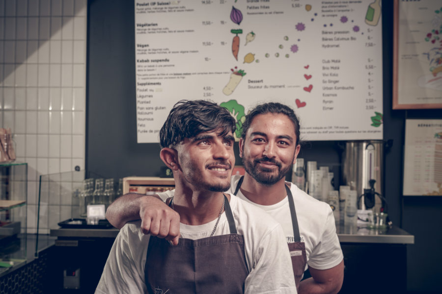 Ils cuisinent un kebab afghan à quatre mains