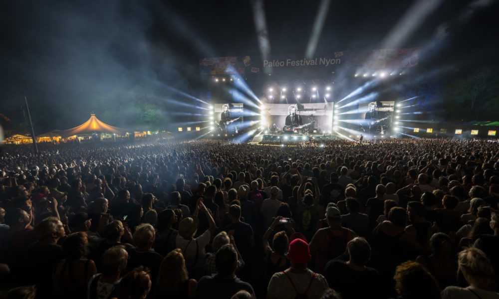 Festival d’été en Suisse romande – public en fête devant la scène