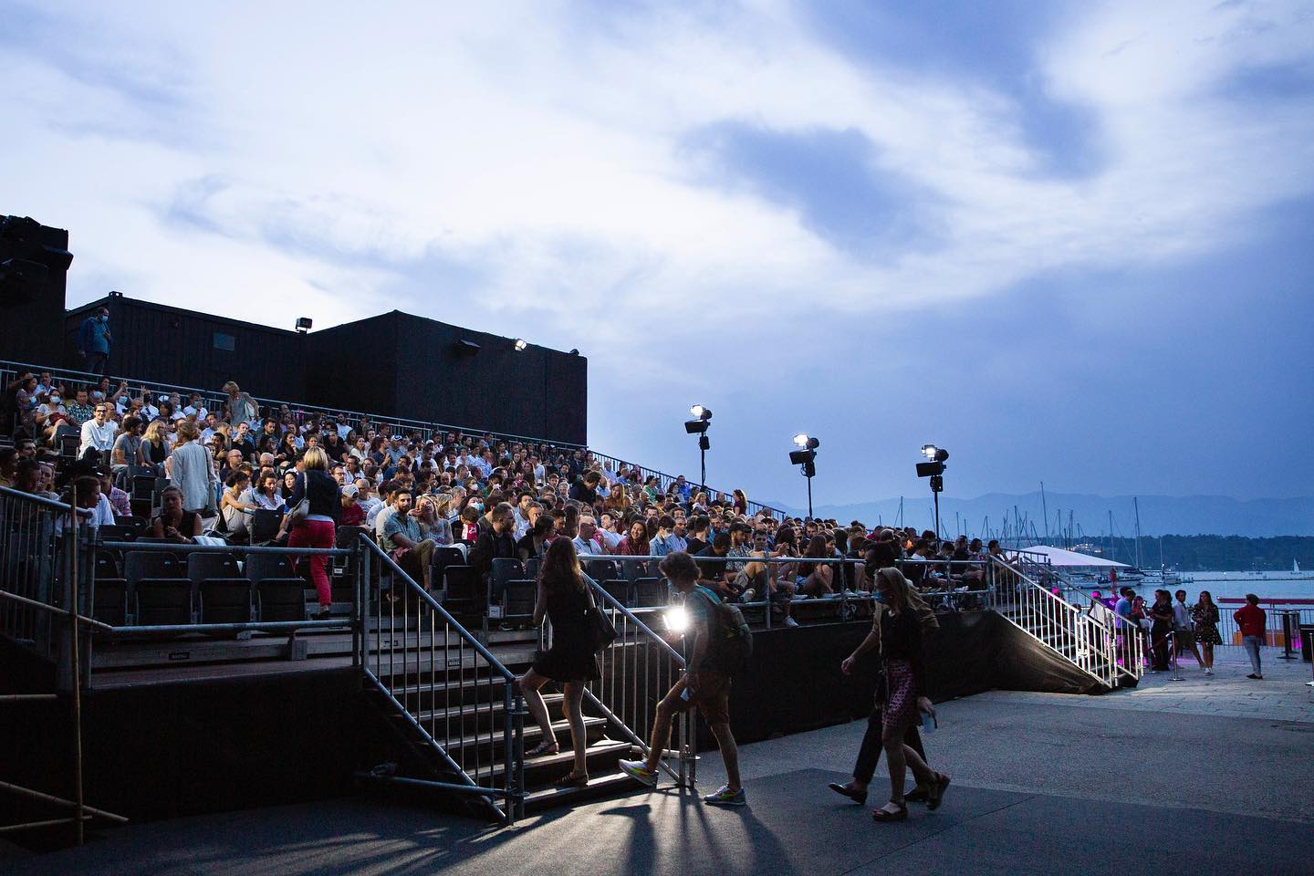 Public installé en plein air au bord du lac pour une projection de l’Allianz Cinéma Genève