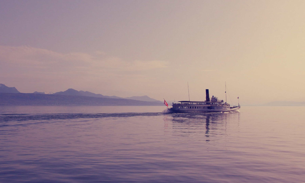 Bateau CGN naviguant sur le lac Léman par beau temps, vu depuis le pont