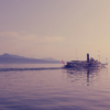 Bateau CGN naviguant sur le lac Léman par beau temps, vu depuis le pont