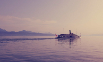 Bateau CGN naviguant sur le lac Léman par beau temps, vu depuis le pont