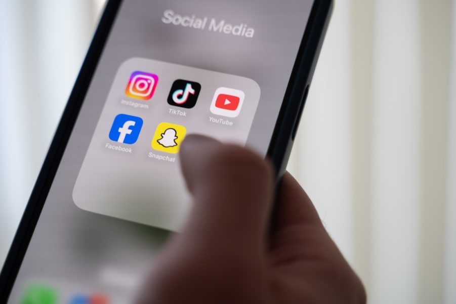 Protéger les mineurs des réseaux sociaux: 