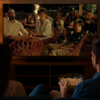Un couple regarde la télévision, scène de film à l'écran – sélection Carac du 28 avril au 4 mai 2025