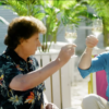 Vincent Gross et Olaf Der Flipper trinquant avec un verre de vin blanc dans une ambiance estivale, dans le clip de leur chanson « Drinking Wine Feeling Fine ».