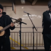 Ed Sheeran et Jimmy Fallon en bonnet et lunettes de soleil, en train de chanter déguisés dans une station de métro new-yorkaise.