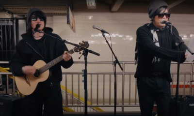 Ed Sheeran et Jimmy Fallon en bonnet et lunettes de soleil, en train de chanter déguisés dans une station de métro new-yorkaise.