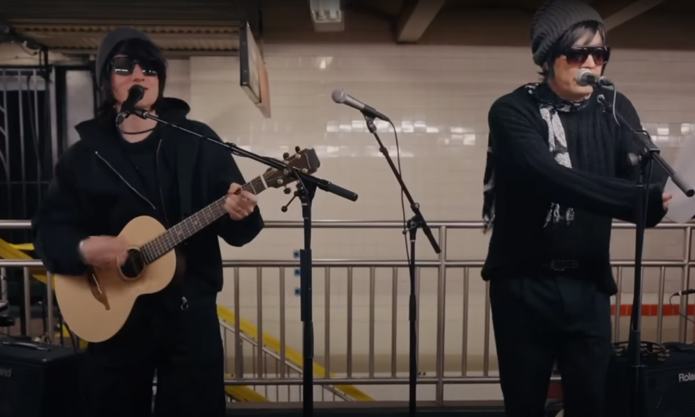 Ed Sheeran et Jimmy Fallon en bonnet et lunettes de soleil, en train de chanter déguisés dans une station de métro new-yorkaise.