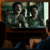 Un couple détendu regarde un film à la télévision – sélection de la semaine sur Carac du 2 au 11 mai 2025
