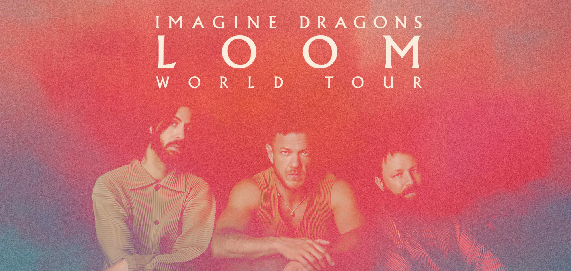 Les trois membres du groupe Imagine Dragons Dan Reynold, Wayne Sermon et Ben McKee sont assis côte à côte sur un fond orange