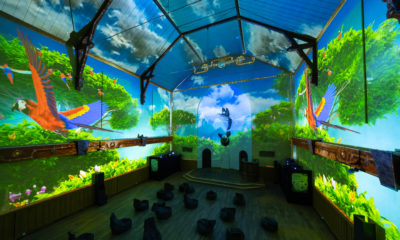 Photo du spectacle immersif Pixel Zoo Jungle par le collectif PROJEKTIL, présenté au Temple des Pâquis à Genève.