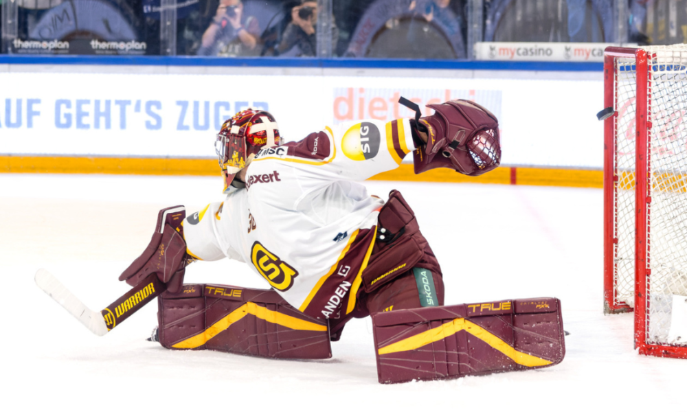 Stéphane Charlin, gardien du Genève-Servette HC, en pleine action pendant un match de National League.