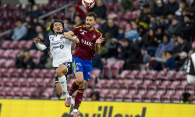 Miroslav Stevanovic du Servette FC en duel aérien avec Martim Marques du FC Lugano lors d’un match de Super League.
