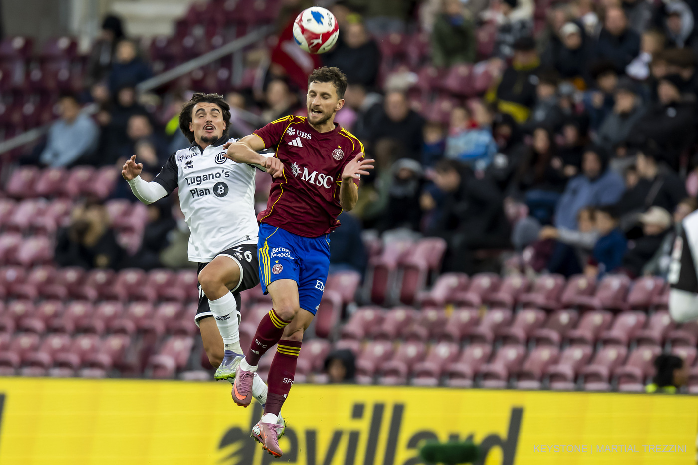 Miroslav Stevanovic du Servette FC en duel aérien avec Martim Marques du FC Lugano lors d’un match de Super League.