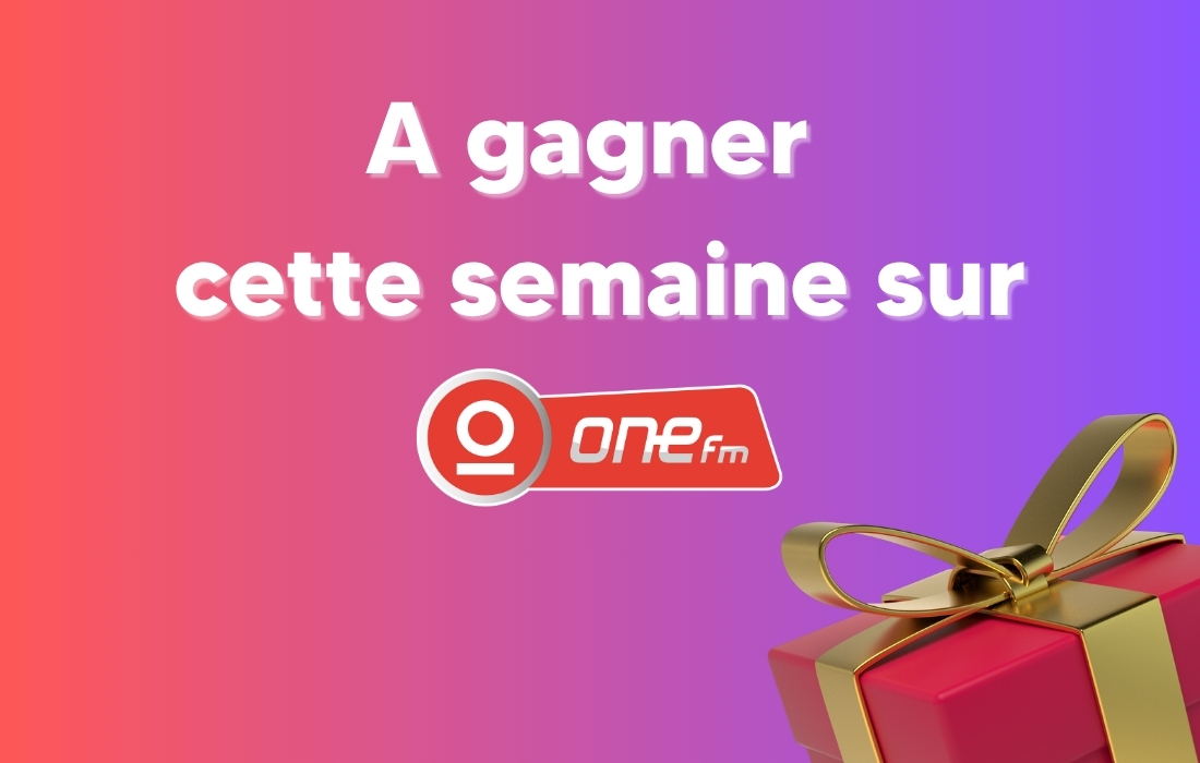 Visuel promotionnel One FM annonçant les jeux et cadeaux à gagner cette semaine à l’antenne, avec logo de la radio et un paquet cadeau sur fond dégradé rouge-violet.