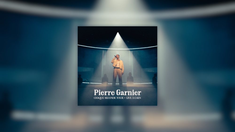 Pierre Garnier sur scène, visuel de l’album live «Chaque Seconde Tour – Live à Caen».