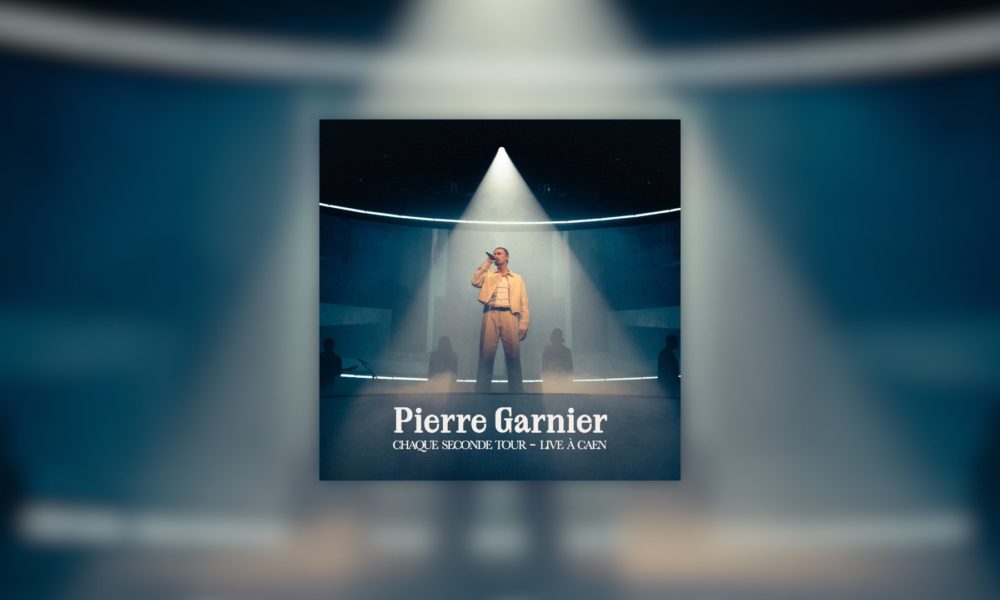 Pierre Garnier sur scène, visuel de l’album live «Chaque Seconde Tour – Live à Caen».