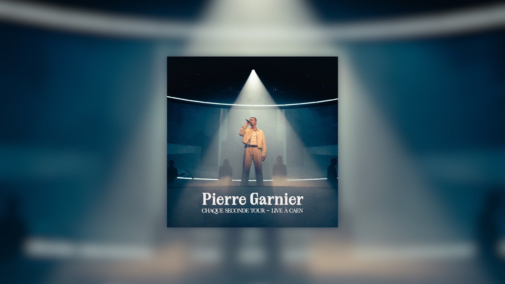 Pierre Garnier sur scène, visuel de l’album live «Chaque Seconde Tour – Live à Caen».