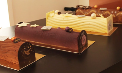 Bûches de Noël artisanales de La Bonbonnière présentées en vitrine