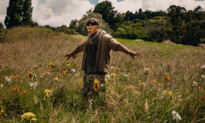 Loco Escrito dans un champ fleuri, bras ouverts, image promotionnelle pour la One FM Live Session