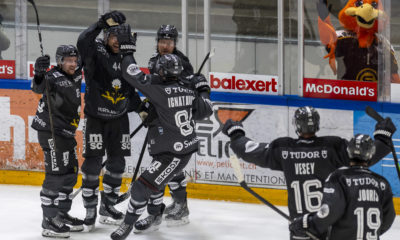 Les joueurs genevois laissent eclater leur joie, lors du match du championnat suisse de hockey sur glace de National League entre Geneve-Servette HC, GSHC, et HC Lugano, HCL, ce jeudi 8 janvier 2026 a la patinoire de la Les Vernets a Geneve .