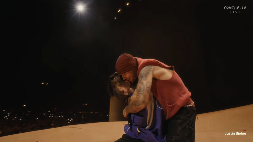 Billie Eilish submergée par l’émotion aux côtés de Justin Bieber sur scène à Coachella.