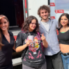 Ellen, Noah et Marara Kelly devant le studio mobile de One FM au Paléo Festival.