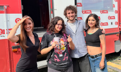 Ellen, Noah et Marara Kelly devant le studio mobile de One FM au Paléo Festival.