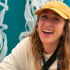 Luiza sourit pendant son interview dans les coulisses du Paléo Festival.