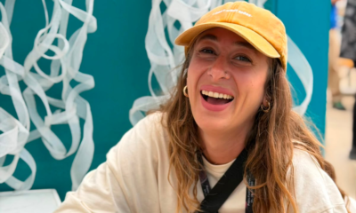 Luiza sourit pendant son interview dans les coulisses du Paléo Festival.