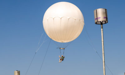 Daniel Rossellat prend place sous le ballon de Moon Music lors de la présentation du projet au Paléo Festival.