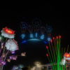 Des drones lumineux forment des montgolfières et le mot Paléo dans le ciel nocturne du festival.